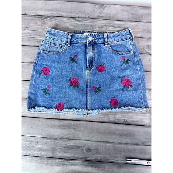 Pacsun Red Rose Embroidered‎ Denim Jean Mini Skirt Raw Hem Size 28 Y2K - Picture 5 of 11